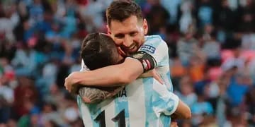 Lionel Messi y Ángel Di María festejan el segundo gol