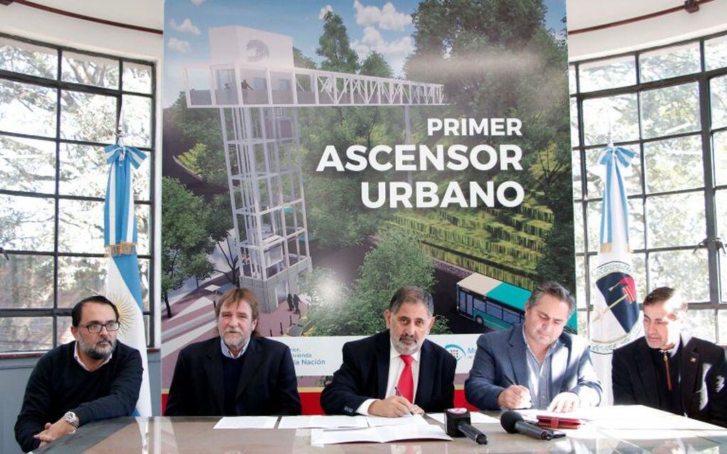 El concejal Aguiar, el ministro Rizzotti, el intendente Jorge y el empresario Mario Campos, en el momento de la firma de los contratos.