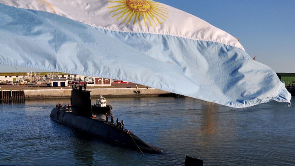Submarino TR 1700 A.R.A "San Juan" en maniobras dentro de la dársena de la Base Naval Mar del Plata, cuna de submarinistas.