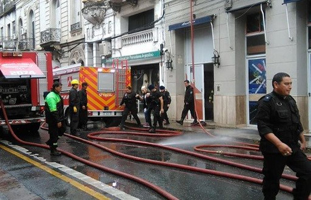 Fuego en un edificio de Buenos Aires y San Juan. (Pedro Levy)