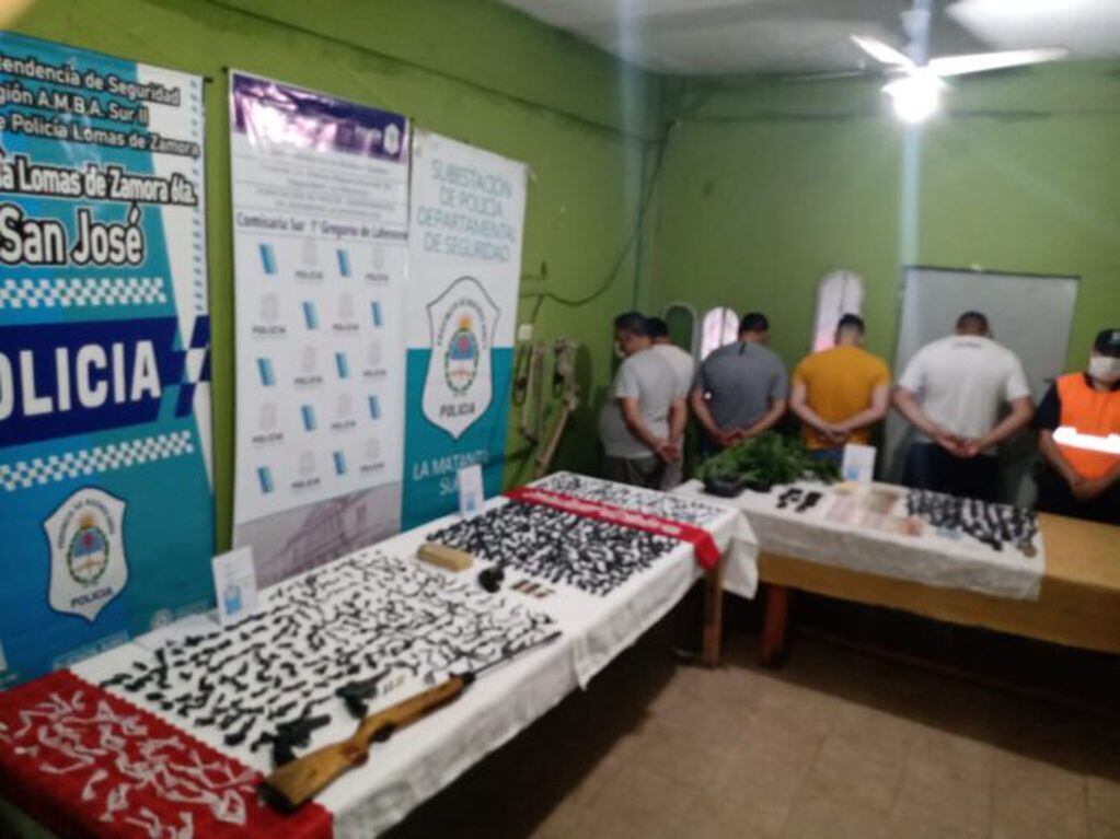 Un anciano, de 73 años, y otros tres hombres fueron detenidos acusados de vender cocaína, paco y marihuana en La Matanza (Foto: Policía Buenos Aires)