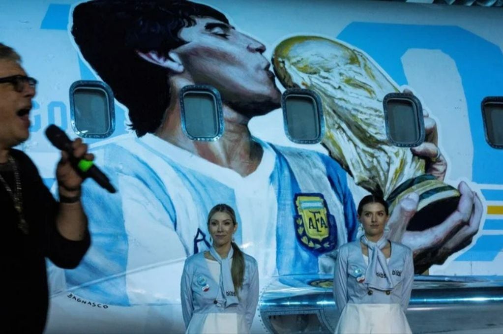 Así es el Tango D10s, el avión en homenaje a Maradona.