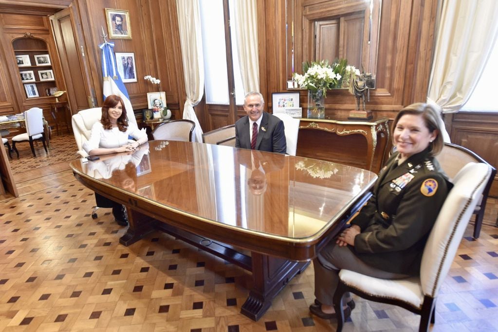 Cristina Kirchner, el embajador Marc Stanley y la general Laura Richardson. (Foto / Twitter)