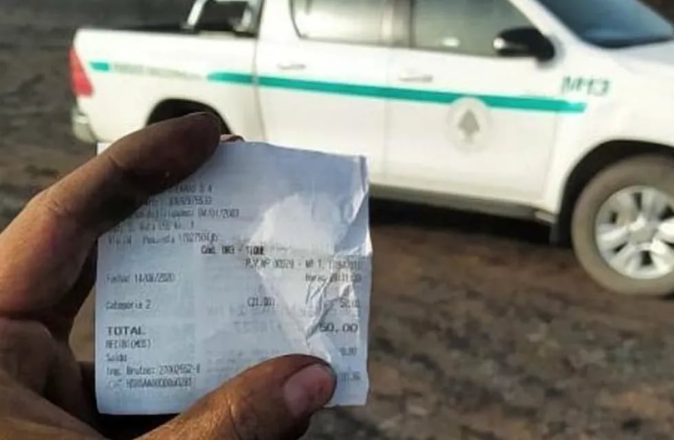 Los bomberos mostraron el ticket tras el pago, y se viralizó.