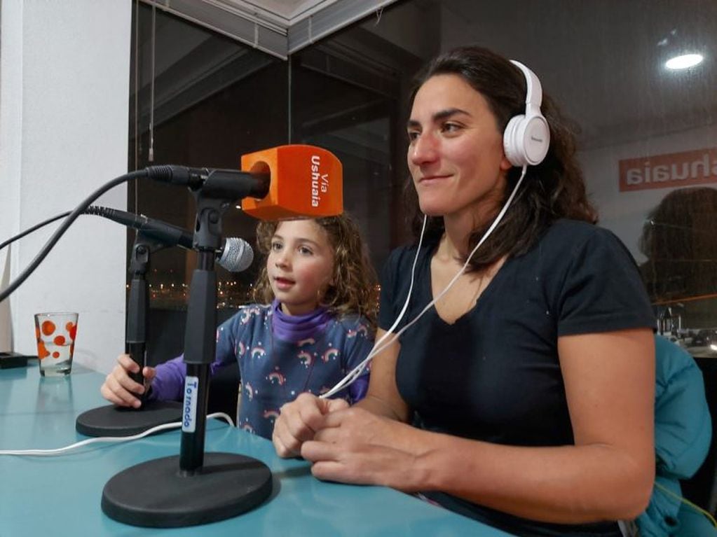 Loreto Fernández en estudios de Vía Ushuaia Radio