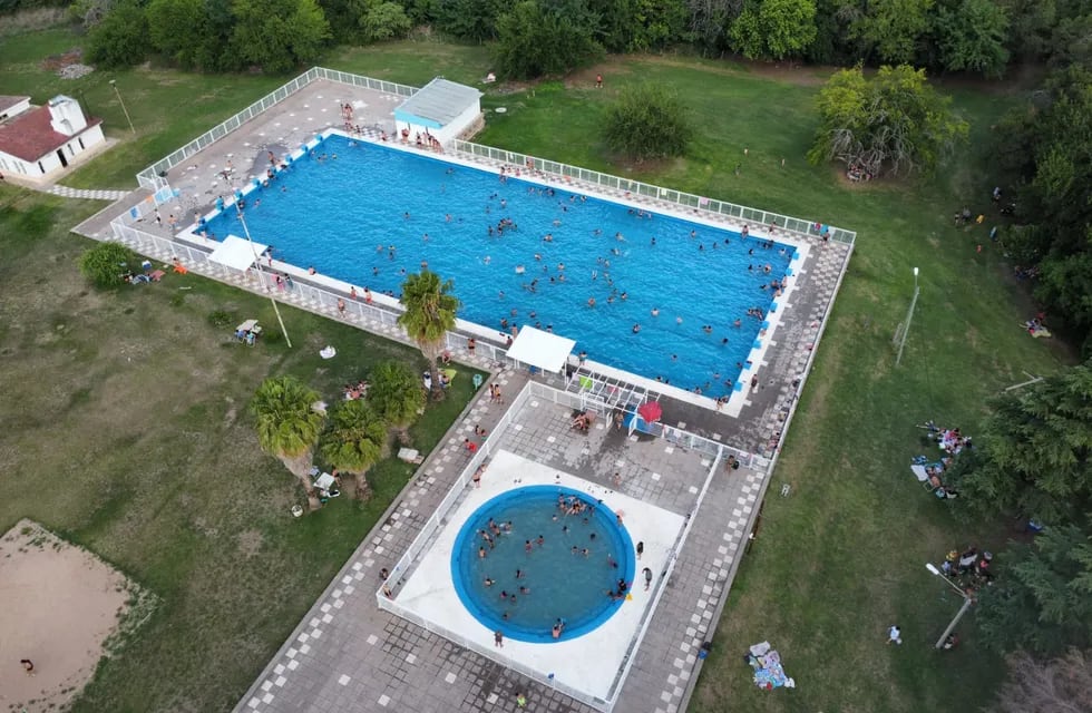 El lugar cuenta con una piscina olímpica y una más pequeña para niños y niñas.