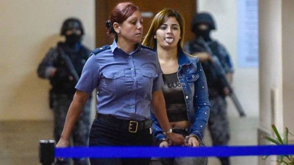 Jorgelina "Chipi" Selerpe sacando la lengua en el Centro de Justicia Penal