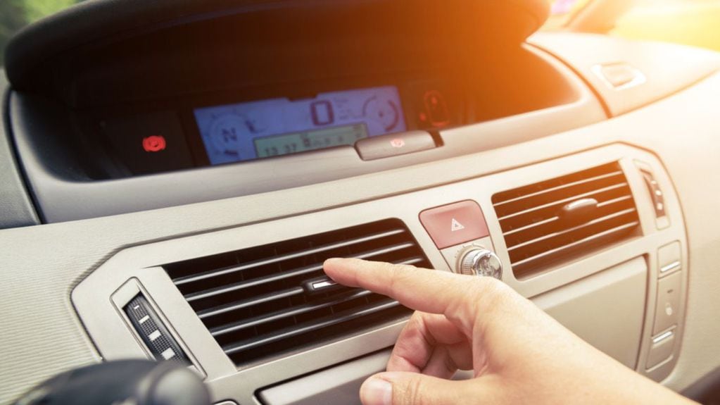Los infalibles trucos para quitar el olor a humedad en los autos