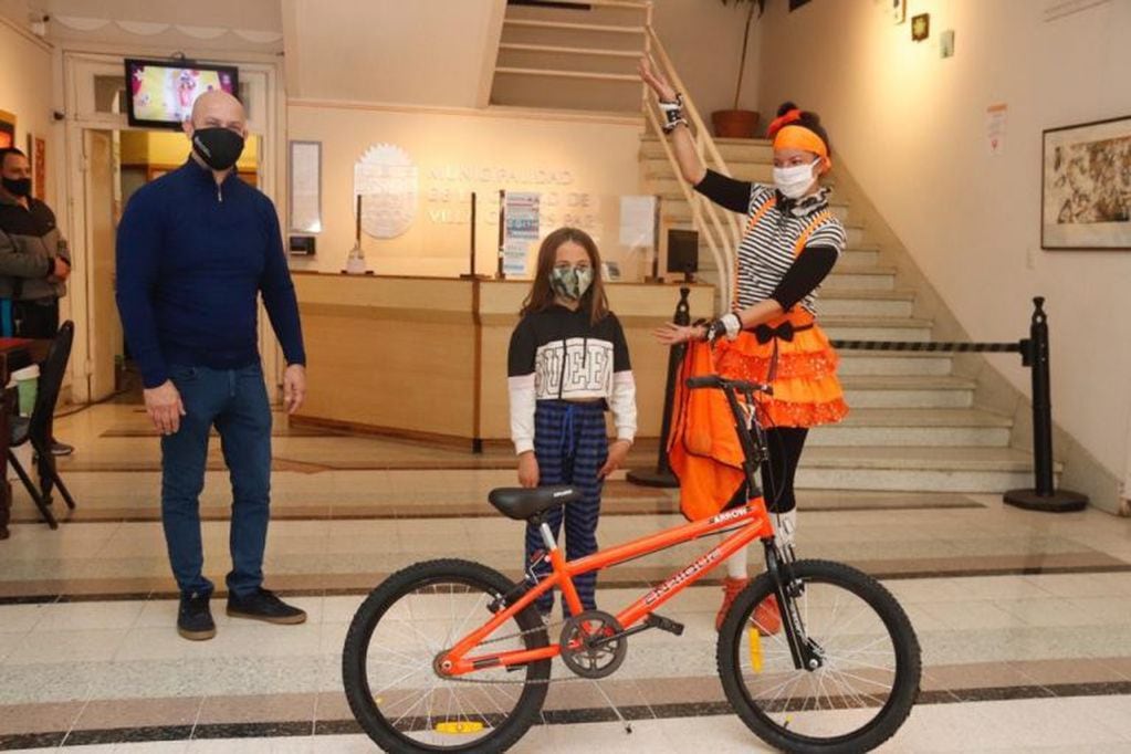 El momento en que le es entregada una bicicleta a una niña de la ciudad. (Foto; prensa municipal).