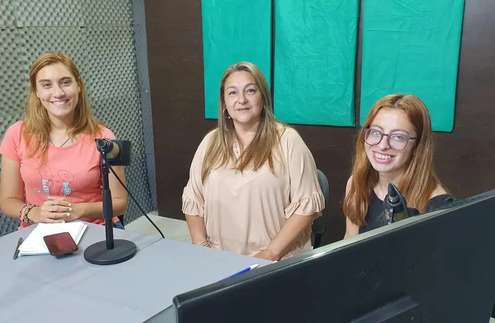 Conductoras de C2n.TV, programa "Mañanas Conectadas": Gabriela Uria (izquierda), Dahyana Contreras (derecha) entrevista a la presidenta de la UCR de Balnearia, Patricia Dopazo (centro).