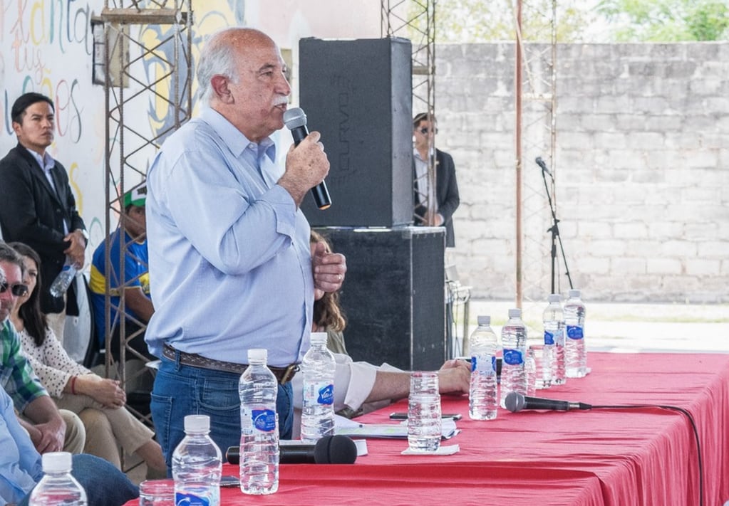 El candidato a senador nacional por Jujuy, Mario Fiad, hablando a la concurrencia en el acto político de Cambia Jujuy en La Mendieta.