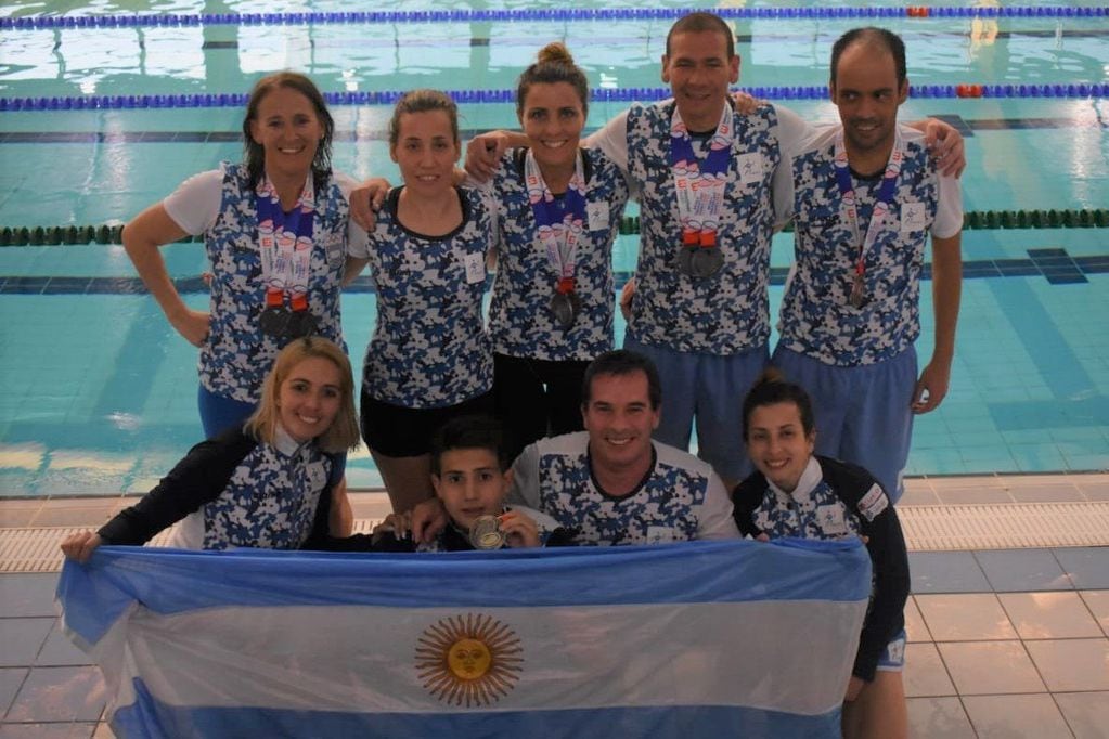 Rosana Mateo y uno de los equipos que integró en la prueba de natación, durante uno de sus mundiales.