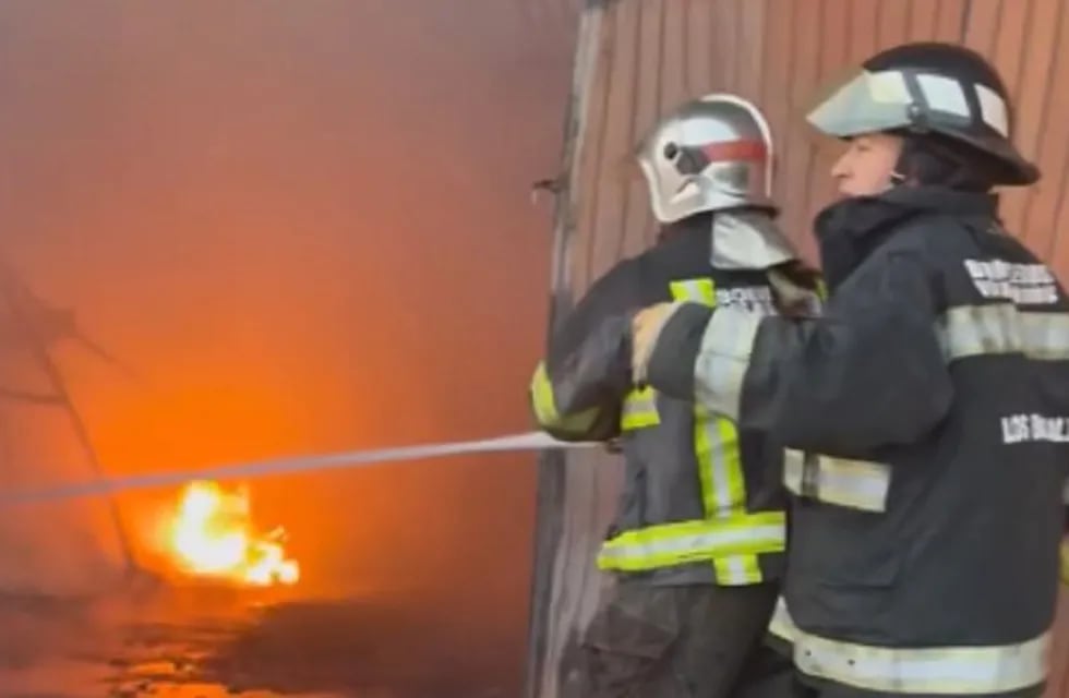Incendio con pérdidas totales en la Fábrica de Papel PAPSA de La Colonia, Junín.