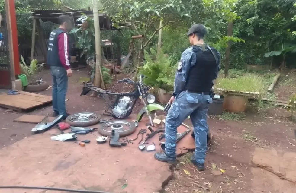 Eldorado: recuperan motocicleta y secuestran marihuana en una vivienda.