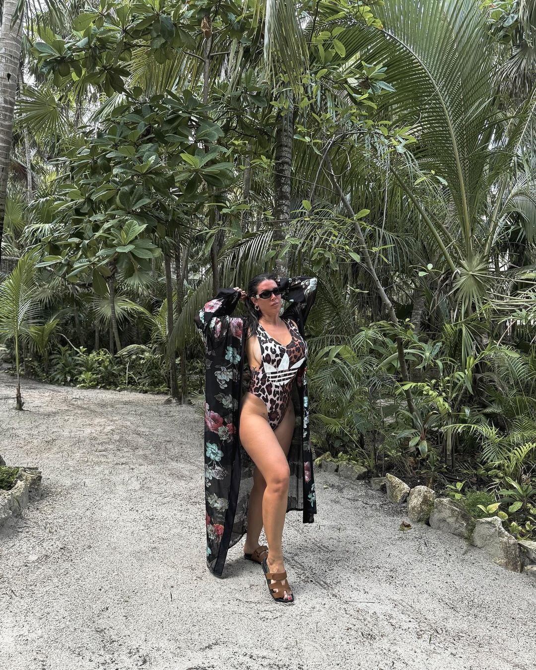 Wanda Nara se suma a los trajes de baño de una pieza animal print XS y con ultra escote