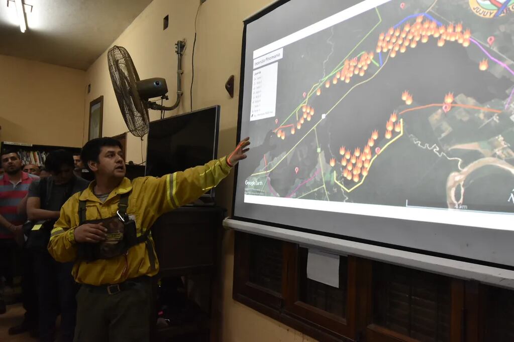 En la reunión del COE constituido en Caimancito los técnicos de la Dirección de Incendios de Vegetación de Jujuy mostraron la localización de más de cien focos activos en la zona.