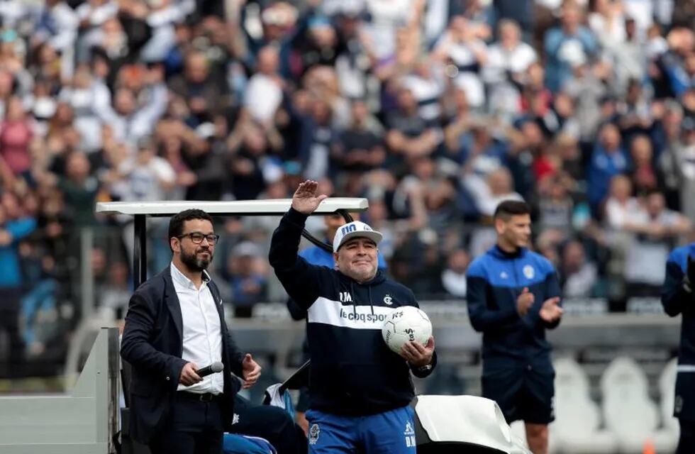Diego Armando Maradona, muy emocionado,  saluda a la hinchada del Lobo. (EFE/Demian Alday)
