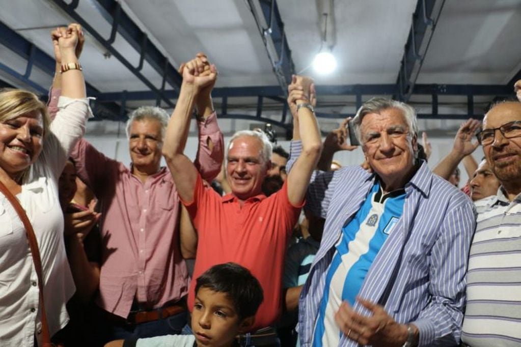 El festejo de José Luis Gioja y Rubén García, candidato a intendente de Rawson.
