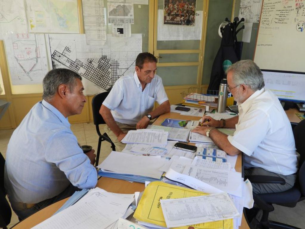 El secretario de Obras Ignacio Torrontegui, el jefe de servicios Jorge Frites y el nuevo jefe del cementerio Alberto Córdoba