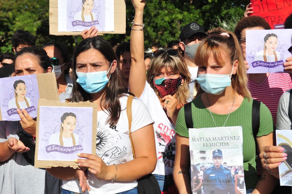 Marcha en Rojas por el femicidio a Úrsula (foto: Clarín)
