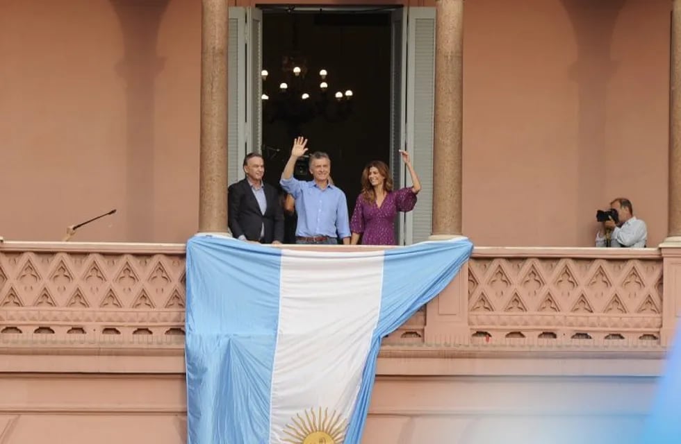 Mauricio Macri, Juliana Awada y Miguel Ángel Pichetto en la despedida del presidente (Foto: Clarín)