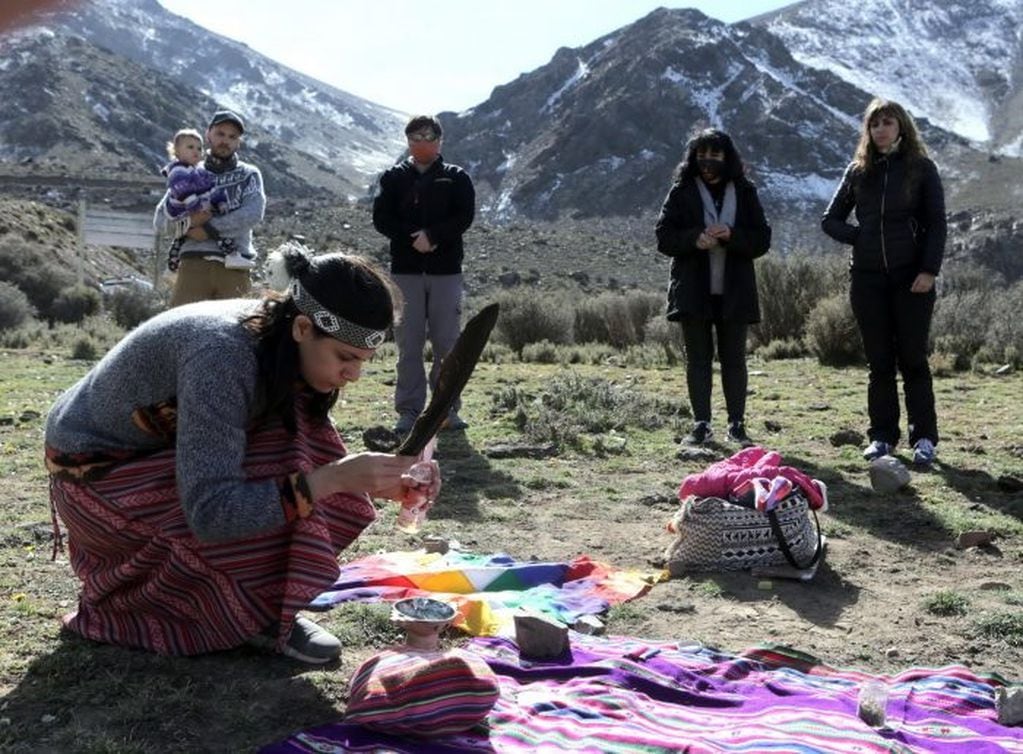 Una ceremonia privada y ancestral, a cargo de la comunidad Inca Colla, coronó el retorno de "Huarpe" a su ambiente natural.