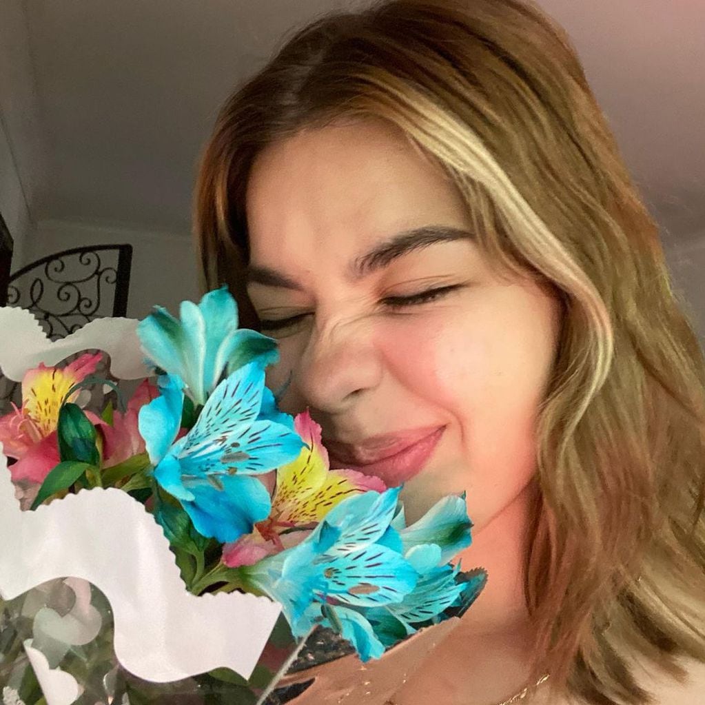Anna Chiara del Boca también compartió una foto de ella junto a unas flores.