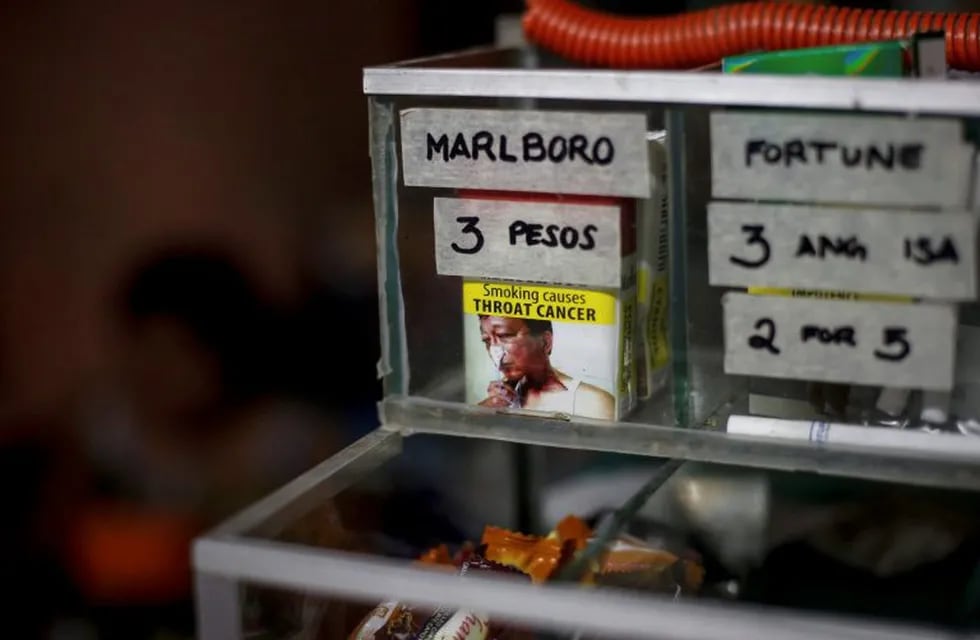 FIL01 MANILA (FILIPINAS) 31/05/2016.- Un hombre muestra un paquete de tabaco con advertencias sanitarias impresas durante el Día Mundial Sin Tabaco, dentro de una tienda en la ciudad de Santo Tomás, en la provincia de Pampanga, al norte de Manila, Filipinas, hoy, 31 de mayo de 2016. El Día Mundial Sin Tabaco se celebra todos los 31 de mayo para advertir sobre los riesgos de su uso y para apoyar políticas que fomenten la reducción en su consumo.EFE/Mark R. Cristino filipinas manila  dia mundial sin tabaco venta de cigarrillos en manila