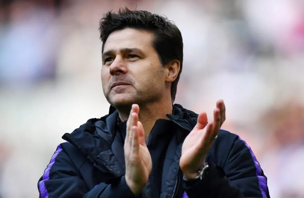 Soccer Football - Premier League - Tottenham Hotspur v Everton - Tottenham Hotspur Stadium, London, Britain - May 12, 2019  Tottenham manager Mauricio Pochettino applauds their fans after the match  REUTERS/Dylan Martinez  EDITORIAL USE ONLY. No use with unauthorized audio, video, data, fixture lists, club/league logos or \