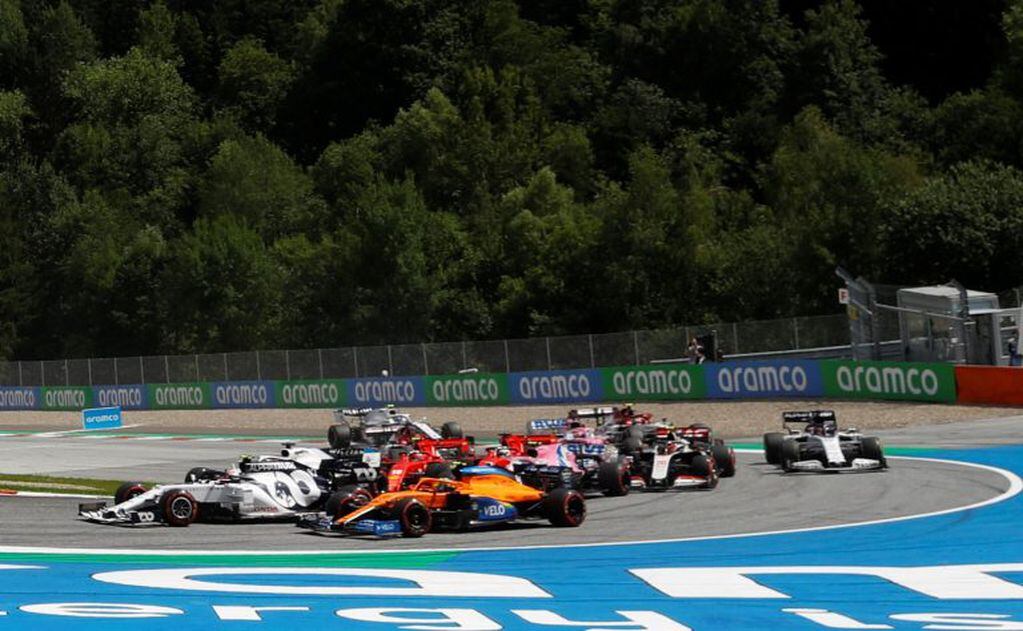El momento del toque entre Vettel y Leclerc en la tercera curva del circuito austriaco.