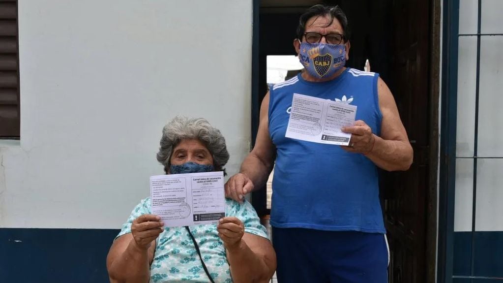 Adultos mayores y demás personas incluidas en los grupos de riesgo priorizados están recibiendo la vacuna anti covid-19 en Jujuy.