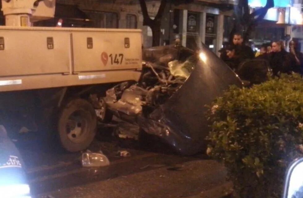 El accidente ocurrió en Pellegrini y Maipu00fa y el conductor del auto falleció en el acto.