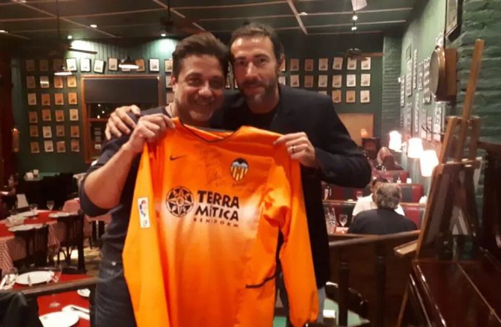 El ex jugador canalla le regaló una camiseta autografiada al intérprete europeo. (Rosario3)
