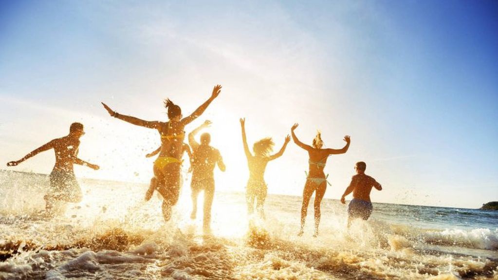 Una escapada a la playa con un grupo de amigos es la salida ideal para los geminianos