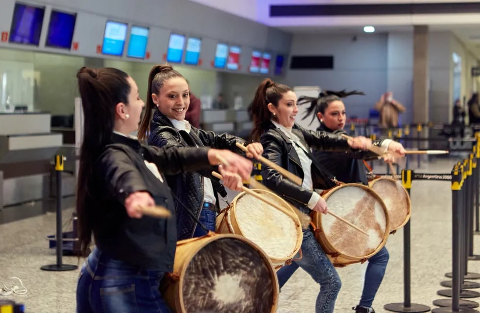 Las Heras sorprendió a turistas con un flashmob en el aeropuerto internacional El Plumerillo.
