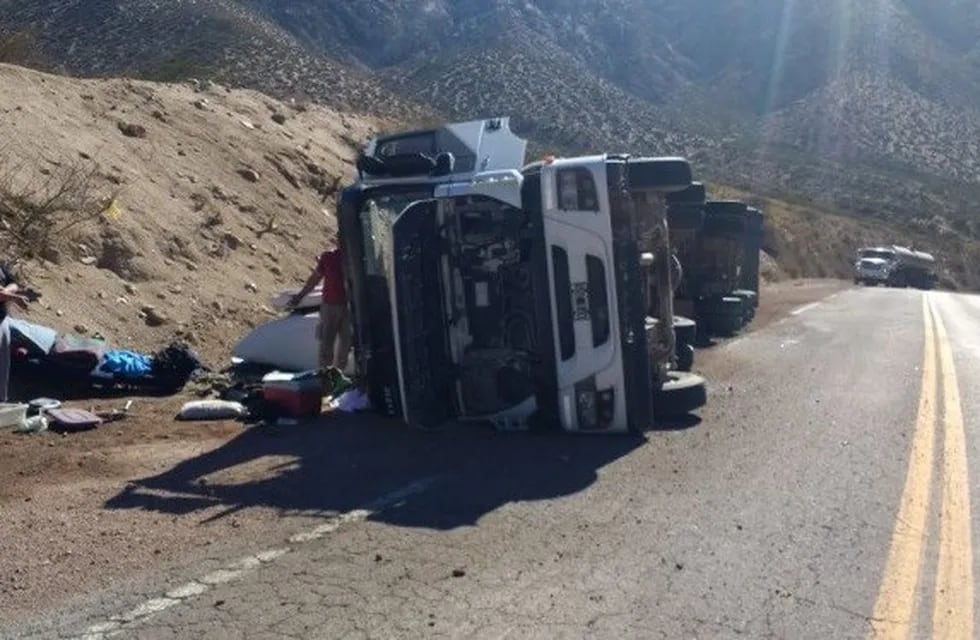 Un camión obtstaculiza el normal tránsito en la Ruta 7 hacia Chile