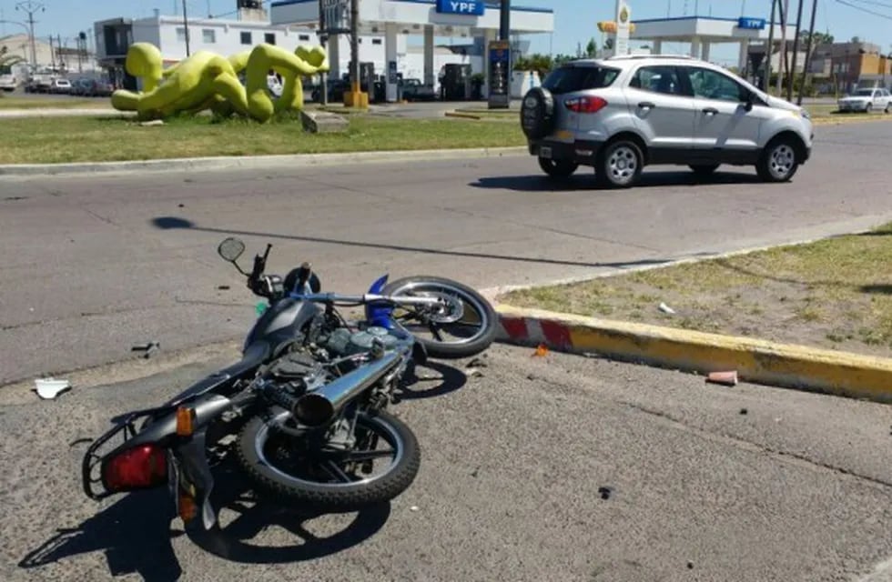 El sujeto perdió el control de su moto y quedó gravemente herido.