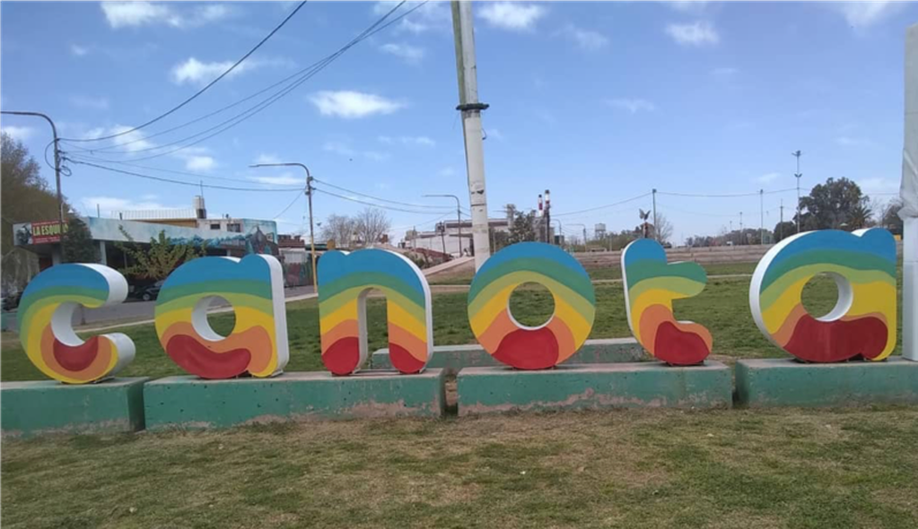 Maléndula volvió a colorear las famosas letras del cartel del Parque Canota.