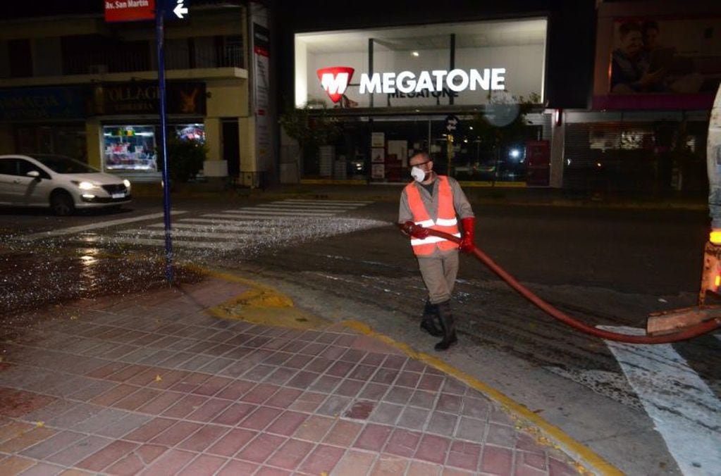 Continúan desinfectando las calles de Carlos Paz