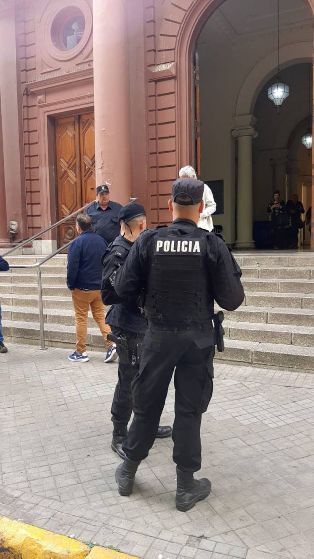 La policía se hizo cargo del operativo en la puerta de la Municipalidad.
