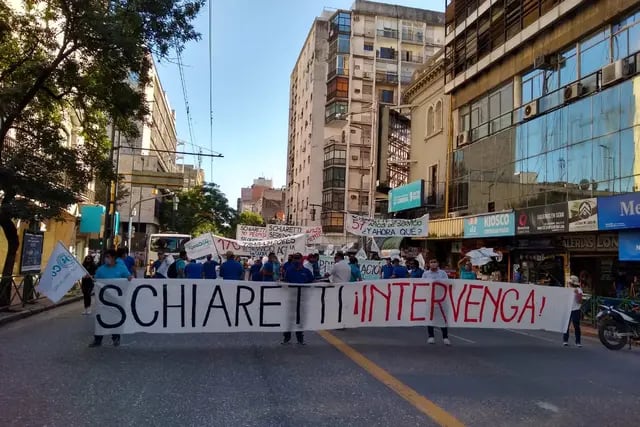 Trabajadores de la Coopi protestaron este jueves en pleno centro de la ciudad de Córdoba.