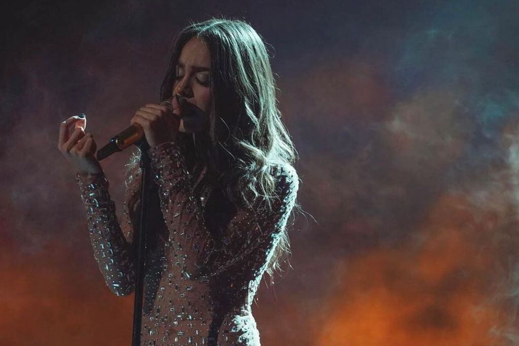La cantante lució un translúcido vestido en los Premios Juventud 2022