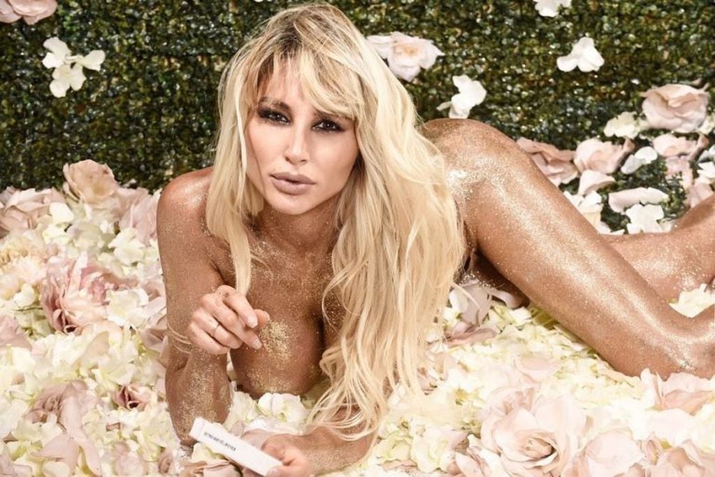 Vicky Xipolitakis posó desnuda para promocionar su nueva línea de maquillajes (Foto: Instagram/ victoriaxipolitakisok)
