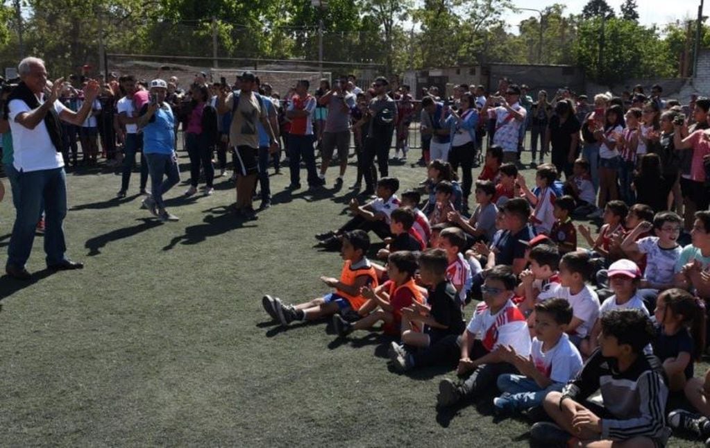 Rodolfo D'Onofrio, presidente de River Plate junto a los niños de la escuela  "Leales Fútbol Club", en Mendoza.