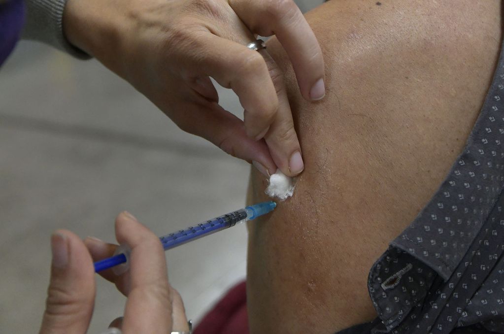 Mendoza 17 de mayo de 2021   Sociedad
Continúa la vacunación de la segunda dosis de Sinopharm (vacunas china), en el Vacunatorio de Campaña ubicado en el Le Parc.

Foto Orlando Pelichotti / Los Andes
