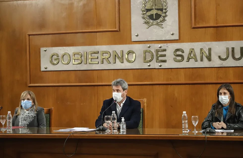 Sergio Uñac en conferencia de prensa este lunes acompañado por su Gabinete de ministros.