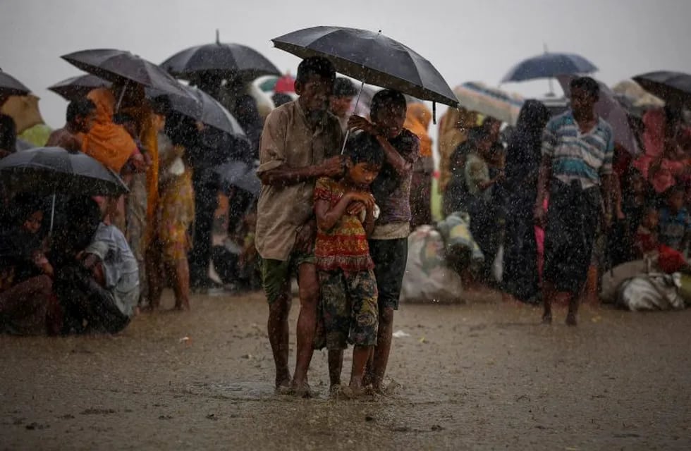 Refugiados rohingya intentan protegerse de la lluvia en Bangladesh. Crédito: Reuters/Mohammad Ponir Hossain