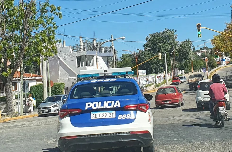 Móvil policial por una de las arterias céntricas de Villa Carlos Paz, (Foto; VíaCarlosPaz).