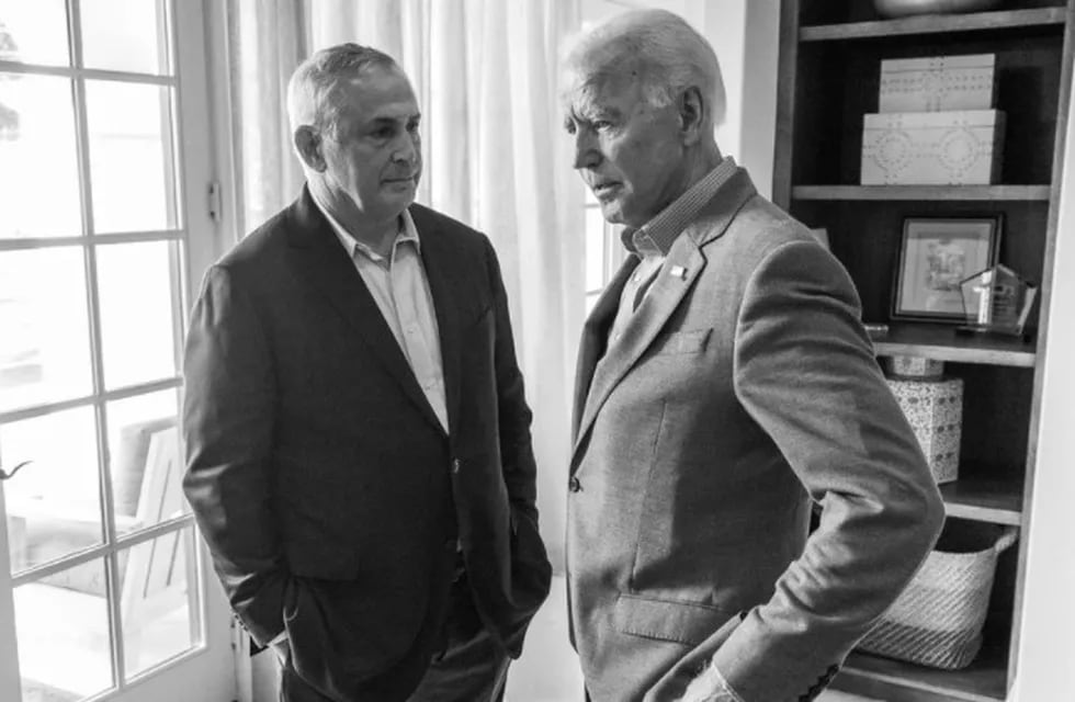 Joe Biden junto a Marc Stanley, el embajador designado para Buenos Aires.