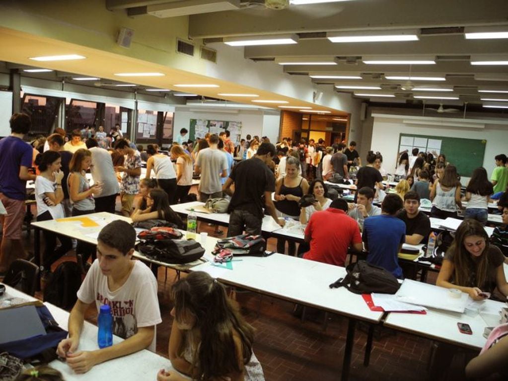 Clase en la Facultad de Arquitectura, Planeamiento y Diseño de la Universidad Nacional de Rosario. (Fapyd)